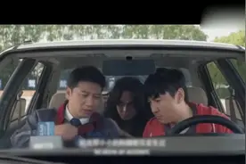 男子是职业赛车手，考科目二时给教练表演漂移，速度太快车报废了视频封面