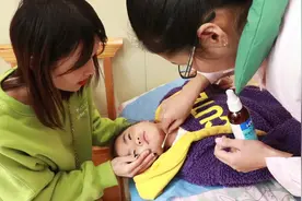 妈妈带双胞胎姐姐给伤口拆线，姐姐很坚强没有哭，妹妹倒是哭一路视频封面