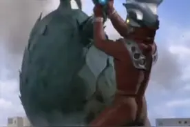 雷欧奥特曼挡下怪兽的飞镖攻击！化身手里剑一招击败怪兽！视频封面