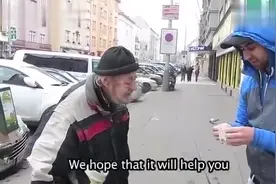 街头钱包测试，一流浪老人因为他的诚实收到1000美元奖励视频封面