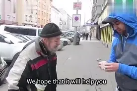 街头钱包测试，一流浪老人因为他的诚实收到1000美元奖励视频封面