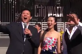 美国华人街头“快闪”庆祝中国春节，现场老外看得深深着迷了视频封面