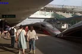 复兴号重联，长沙南-青岛G289次停靠站后前行，到站旅客站台出站