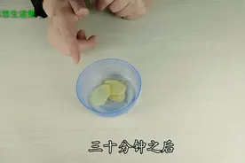 生姜泡在白醋里，睡前敷脸，肌肤嫩白无斑