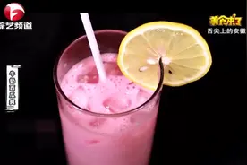 夏天的必备饮品，牛奶西瓜爽了解下，只需简单几步，就喝到爽