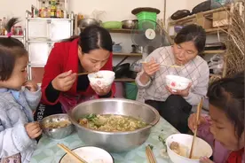 农村媳妇做酸菜肥牛，1斤豆腐2个番茄，1斤肥牛卷闺女没吃过瘾