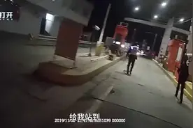 车牌反挂高速“飙车” 男子被扣12分 “家人去世想释放下”