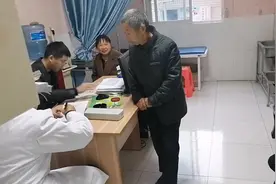 妈妈嘴巴天堂起泡好久都不好，陪妈妈去检查下看看是什么原因视频封面