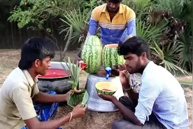 看印度人是怎么吃西瓜的？吃出了一个新的境界，服了视频封面