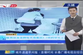 大暖男，体育老师背1.7米学生上下三层楼，班主任：我是背不动视频封面