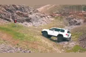 日产途乐和帕杰罗兰，德酷路泽山里玩越野！比比差距一目了然视频封面