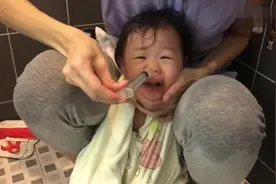 女儿感冒有鼻涕，妻子拿一只针管往女儿鼻子里注水，粗暴却有效视频封面