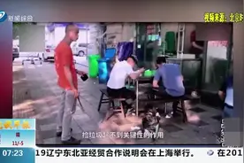 多管闲事？重庆一亿万富翁开大奔捡垃圾5年：想改变乱扔现状视频封面