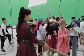 范丞丞舞剑预告来袭，灵域片场学舞剑，上演大型受伤现场！