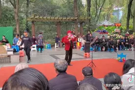 四川成都市人民公园，红衣大叔一首“川江号子”，唱的真好听视频封面