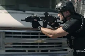 短枪都是普通警察用的，特警一定会用长枪。火力大，持续性长