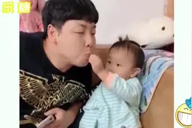 小女孩：我不要这手了，都沾满爸爸的口水了，太臭了视频封面