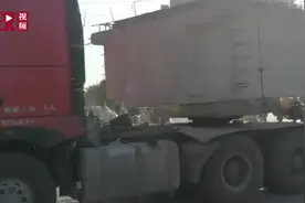 郑州20米超长卡车“行动不便”阻断道路通行!视频封面
