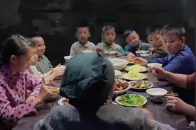 农村奶奶重女轻男，饭桌上一共8个孙子，竟然都得看孙女脸色吃饭视频封面