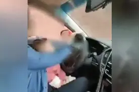 “我是系安全带还是不系呢”：女子抱着孩子开车拍视频炫耀视频封面