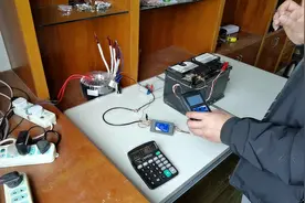 汽车启动电瓶12V-70AH充放电效率如何，铅酸电池都是一致性的低视频封面