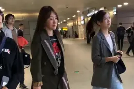 机场偶遇杨钰莹，48岁看不出来啊视频封面