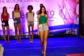 天蓝色上衣搭配牛仔裤，尽显活泼俏皮，全场瞩目视频封面