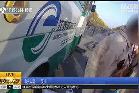 扬州街头发生悲剧，公交车驾驶室插进3节钢管，路面满是碎片视频封面