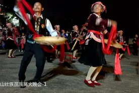 第一次来彩云之南，龙潭寨苗乡壮族大妈跳篝火舞，真是热闹