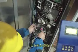电梯运行抖动，检查发现编码器损坏。视频封面