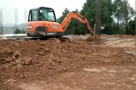 新挖机买回来不会开，去这里偷学一下技术，看看他是怎么开的。