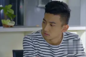 冷暖人生：父亲突然带回个女孩，还要儿子把她当亲妹妹，儿子无奈视频封面