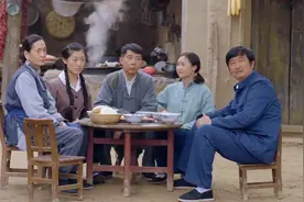 别人都在吃早饭，新媳妇竟开始扫地，弟媳看不下去：祖宗你别扫了视频封面
