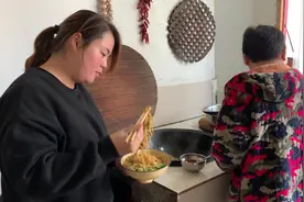 河南农村正宗炒面，生面条直接炒，河南人都爱吃，1天不吃想得慌视频封面