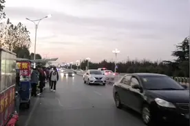 周五在技校如何度过？上半天课，下午打会篮球，外出买点吃的