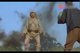 影视：汉奸抱着西瓜喜滋滋往回走，却看到罗圈腿边跳舞边走路！视频封面