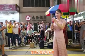 芯妮菜街一首《拥抱你离去》，一身粉红裙甚是显眼，路人纷纷拍照