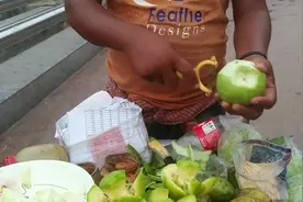 咖喱不愧是印度的国民调料，连吃水果都要加一点，让人不得不服！视频封面