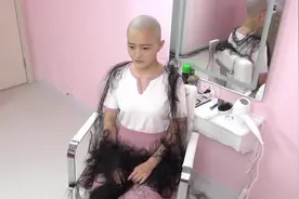两个妹子剪头，剃光头的真有勇气啊！视频封面