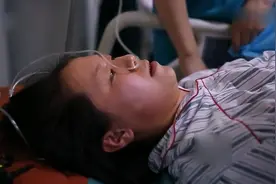 顺产到一半时没劲了，医生动用助产钳，陪产的准爸爸看得好揪心视频封面