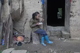 实拍阿牛奶奶一个人在家生活的全过程，网友们：快来看看呀视频封面