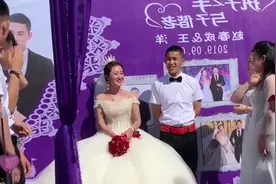 婚礼现场上，司仪几次爆笑调侃，伴郎伴娘彻底蒙圈，众人笑不停！视频封面