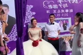 婚礼现场上，司仪几次爆笑调侃，伴郎伴娘彻底蒙圈，众人笑不停！视频封面