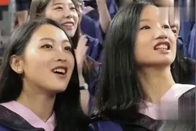 大学毕业典礼上学生唱起改编版《成都》，感动全场师生，泣不成声