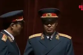 1955年授衔时他只是上尉军衔，后来晋升为上将，唯一的一个视频封面