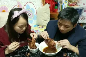 蒸只酱板鸭当宵夜，酱香味十足，大块大块的吃起来真馋人视频封面