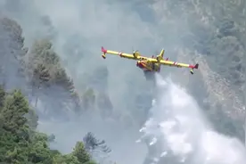 森林火灾飞机灭火瞬间集锦，我们有无畏的英雄，也需要更多好装备视频封面