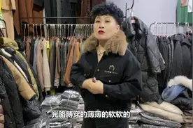 王姐又来分享牛仔水洗外套了，大毛领设计更时髦，短款百搭又方便视频封面