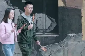 影视：弟弟装穷陪女孩吃路边摊，豪车哥哥路过竟摇下车窗给她擦嘴视频封面