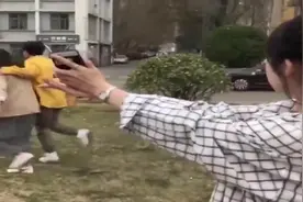 在街上男生突然向你要微信，你要先看看四周还有没有其他人！视频封面